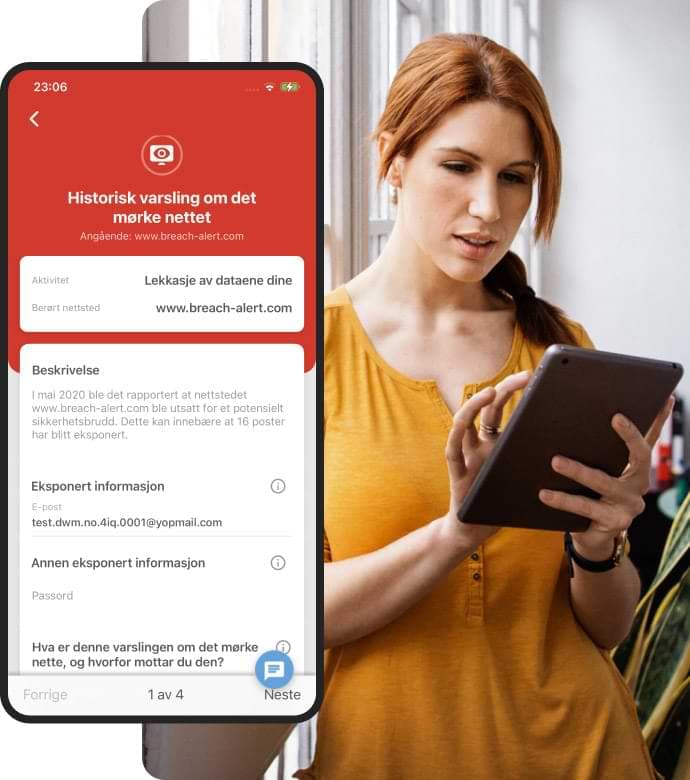 Kvinne som holder nettbrett med nærbilde av skjermen